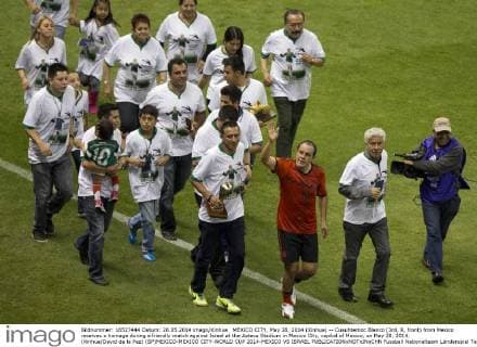 MEXICO CITY, May 28, 2014 (Xinhua) -- Cuauhtemoc Blanco (3rd, R, front) from Mexico receives a homage during a friendly match against Israel at the Azteca Stadium in Mexico City, capital of Mexico, on May 28, 2014. (Xinhua David de la Paz) (SP)MEXICO-MEXICO CITY-WORLD CUP 2014-MEXICO VS ISRAEL 
