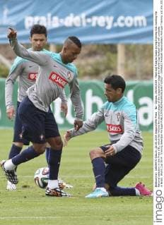 Na - Obidos, 28 05 2014 - Nani and Ricardo Costa during training this morning the National selection in the Praia d Ei, which foh follows the second stage of the preparation stage the World Cup football that will compete in Brazil. World Cup 2014: Training Selection Portugal  - ZUMAat2