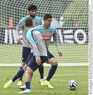 Na - Obidos, 28 05 2014 - Andre Almeida Neto and during training this morning the National selection in the Praia d Ei, which foh follows the second stage of the preparation stage the World Cup football that will compete in Brazil. World Cup 2014: Training Selection Portugal  - ZUMAat2