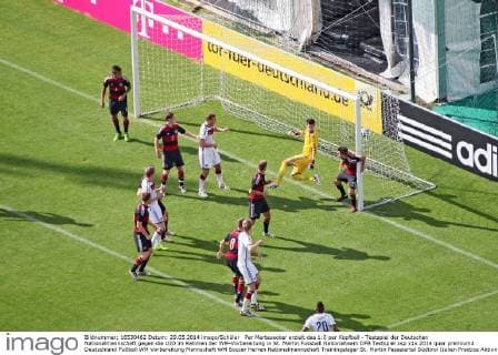 Per Mertesacker erzielt das 1:0 per Kopfball - Testspiel der Deutschen Nationalmannschaft gegen die U20 im Rahmen der WM-Vorbereitung in St. Martin