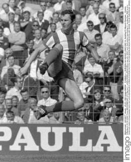 FUSSBALL 1. BUNDESLIGA SAISON 1968 1969 32. Spieltag FC Bayern München - Kickers Offenbach 24.05.1969 Franz BECKENBAUER (FC Bayern) xxNOxMODELxRELEASExx