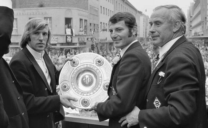 Fußball, Borussia Mönchengladbach, Deutscher Meister 1971 FUSSBALL 1. BUNDESLIGA SAISON 1970 1971 Meisterfeier von Borussia Mönchengladbach 06.06.1971 Günter NETZER, Ludwig MÜLLER, und Trainer Hennes WEISWEILER (Gladbach, v.li.) präsentieren den Fans die Meisterschale. xxNOxMODELxRELEASExx