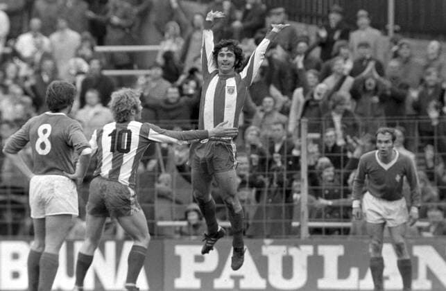 FUSSBALL 1. BUNDESLIGA SAISON 1971 1972 27. Spieltag FC Bayern München 6-2 Werder Bremen 08.04.1972 Gerd MÜLLER (Mitte, FC Bayern) und uli HOENESs (Nr.10, FC Bayern) xxNOxMODELxRELEASExx
