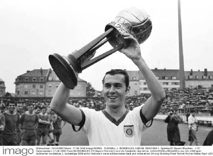 FUSSBALL 1. BUNDESLIGA SAISON 1968 1969 1. Spieltag FC Bayern München - 1 FC Kaiserslautern 17.08.1968 Franz BECKENBAUER (FC Bayern München) wird als Fussballer des Jahres xxNOxMODELxRELEASExx