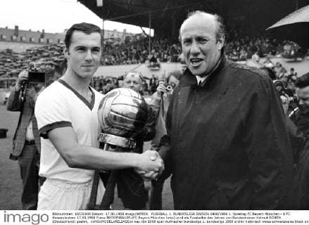 FUSSBALL 1. BUNDESLIGA SAISON 1968 1969 1. Spieltag FC Bayern München - 1 FC Kaiserslautern 17.08.1968 Franz BECKENBAUER (FC Bayern München links) wird als Fussballer des Jahres von Bundestrainer Helmut SCHÖN (Deutschland) geehrt. xxNOxMODELxRELEASExx