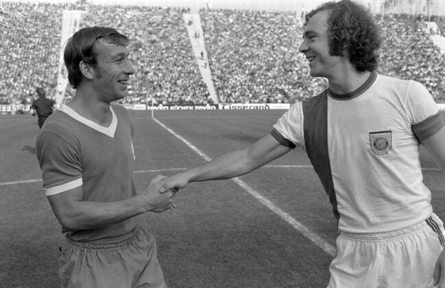 FUSSBALL 1. BUNDESLIGA SAISON 1973 1974 7. Spieltag FC Bayern München - Werder Bremen 15.09.1973 Horst Dieter HÖTTGES (Bremen links) und Franz BECKENBAUER (FC Bayern rechts) begrüssen sich vor dem Spiel. xxNOxMODELxRELEASExx