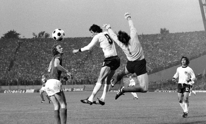 Fussball Weltmeisterschaft 1974 DDR - Bundesrepublik Deutschland 22.06.1974 Bernd CULLMANN (Mitte, Deutschland) gegen Torwart Jürgen Croy (DDR) und Hans - Jürgen Kreische (li, DDR) beobachtet von Gerd MÜLLER (re, Deutschland) xxNOxMODELxRELEASExx