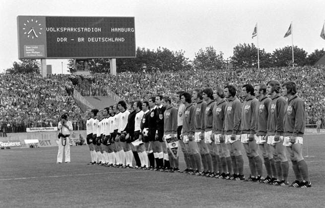 Fussball Weltmeisterschaft 1974 DDR (re) - Bundesrepublik Deutschland 22.06.1974 Die beiden Mannschaften nehmen vor dem Spiel Aufstellung. xxNOxMODELxRELEASExx