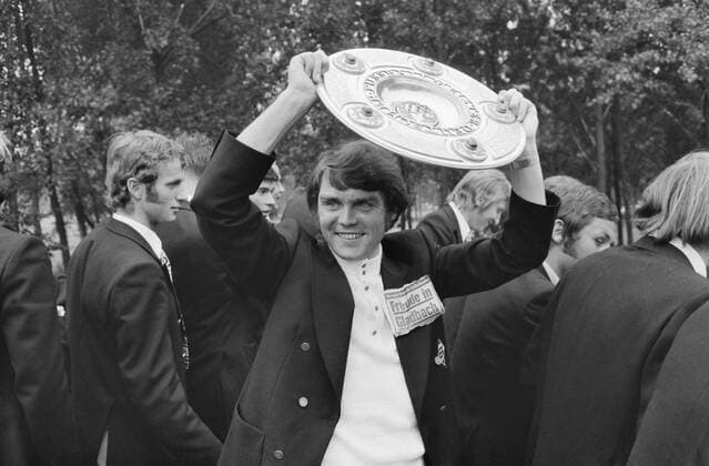 Fußball, Borussia Mönchengladbach, Deutscher Meister 1971 FUSSBALL 1. BUNDESLIGA SAISON 1970 1971 Meisterfeier von Borussia Mönchengladbach 06.06.1971 Herbert LAUMEN (Gladbach) präsentiert die Meisterschale. Auf seinem Sakko findet sich die Schlagzeile einer Zeitung mit der Aufschrift; Freude in Gladbach. xxNOxMODELxRELEASExx