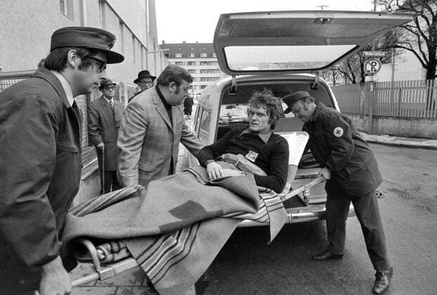 FUSSBALL 1. BUNDESLIGA SAISON 1971 1972 27. Spieltag FC Bayern München - Werder Bremen 08.04.1972 Torwart Sepp MAIER (FC Bayern) verletzt sich und wird mit dem Krankenwagen abtransportiert. xxNOxMODELxRELEASExx