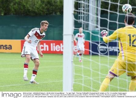 Tor per Kopf: Thomas MUELLER (Deutschland) erzielt ein Tor im zweiten Spiel gegen Torwart Marius MUELLER (DFB U20). Trainingslager Deutsche Nationalmannschaft, Südtirol, St.Martin Passeiertal, Testspiel gegen die DFB U20, 29.05.2014, EP_wse