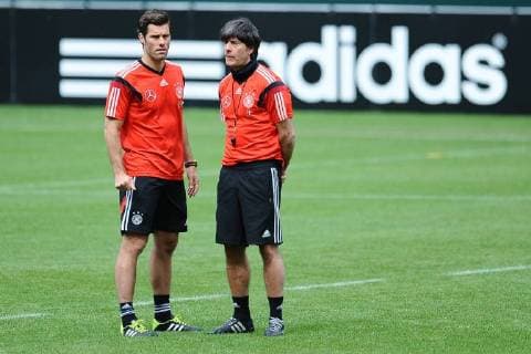 Fußball Trainingslager der deutschen Nationalmannschaft am 29.05.2014 in St. Martin im Passeier Yann-Benjamin Kugel ( Fitnesstrainer Deutschland ), links - Joachim Löw ( Trainer Deutschland ), rechts