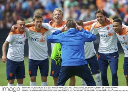 (L-R) Jordy Clasie of Holland, Joel Veltman of Holland, Joel Veltman of Holland, coach Louis van Gaal of Holland, Daryl Janmaat of Holland, goalkeeper Tim Krul of Holland, Memphis Depay of Holland during a training session of The Netherlands for the world Cup 2014 in Brazil on May 30, 2014 at Rotterdam, The Netherlands. The Netherlands Training session 2013 2014 xVIxxIVx 2338257