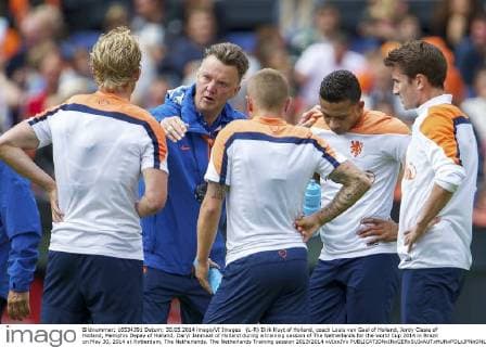 (L-R) Dirk Kuyt of Holland, coach Louis van Gaal of Holland, Jordy Clasie of Holland, Memphis Depay of Holland, Daryl Janmaat of Holland during a training session of The Netherlands for the world Cup 2014 in Brazil on May 30, 2014 at Rotterdam, The Netherlands. The Netherlands Training session 2013 2014 xVIxxIVx 2338328