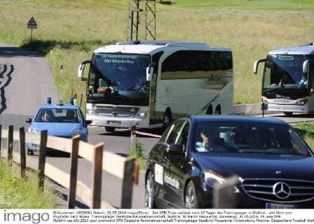 Der DFB-Tross verlässt nach 10 Tagen das Trainingslager in Südtirol , und fährt zum Flughafen nach Bozen. Trainingslager Deutsche Nationalmannschaft, Südtirol, St.Martin Passeiertal, Abreisetag, 31.05.2014, EP_wse