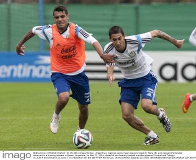 Argentina s national soccer team players Angel Di Maria (R) and Augusto Fernandez take part in a training session in Ezeiza, Argentina, on May 31, 2014, ahead of two friendly football matches against Trinidad and Tobago on June 4 and Slovenia on June 7, in preparation for the 2014 FIFA World Cup. (Xinhua Martin Zabala) (jp) (fnc) (SP)ARGENTINA-EZEIZA-WORLD CUP 2014-NATIONAL TEAM 