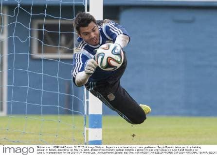 Argentina s national soccer team goalkeeper Sergio Romero takes part in a training session in Ezeiza, Argentina, on May 31, 2014, ahead of two friendly football matches against Trinidad and Tobago on June 4 and Slovenia on June 7, in preparation for the 2014 FIFA World Cup. (Xinhua Martin Zabala) (jp) (fnc) (SP)ARGENTINA-EZEIZA-WORLD CUP 2014-NATIONAL TEAM 