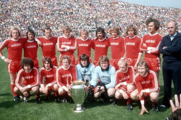 Mannschaftsfoto FC Bayern München mit Europapokal der Landesmeister, hi.v.li.: Uli Hoeneß, Jupp Kapellmann, Franz -Bull- Roth, Hans Georg -Katsche- Schwarzenbeck, Bernd Dürnberger, Gerd Müller, Rainer Zobel, Viggo Jensen, Franz Beckenbauer, Trainer Udo Lattek, vorn: Paul Breitner, Herbert Zimmermann, Johnny Hansen, die Torhüter Hugo Robl und Sepp Maier, Erwin Hadewicz, Conny Torstensson