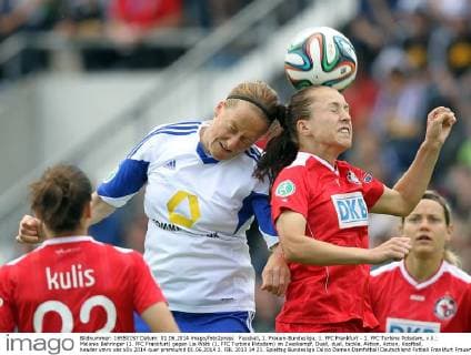 Fussball, 1. Frauen-Bundesliga, 1. FFC Frankfurt - 1. FFC Turbine Potsdam, v.li.: Melanie Behringer (1. FFC Frankfurt) gegen Lia Wälti (1. FFC Turbine Potsdam) im Zweikampf, Duell, duel, tackle, Aktion, Action, Kopfball, header xmrx