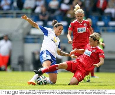 Fussball, 1. Frauen-Bundesliga, 1. FFC Frankfurt - 1. FFC Turbine Potsdam, v.li.: Dzsenifer Marozsan (1. FFC Frankfurt) gegen Jennifer Zietz (1. FFC Turbine Potsdam) im Zweikampf, Duell, duel, tackle, Aktion, Action xmrx