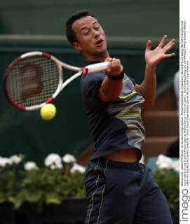 Philipp Kohlschreiber of Germany returns the ball during the Men s Singles third round match on day 8 of the French Open at Roland Garros in Paris on June 1, 2014.(Xinhua Wang Lili) (SP)FRANCE-PARIS-TENNIS-FRENCH OPEN-DAY 8 