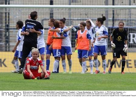 Fussball, 1. Frauen-Bundesliga, 1. FFC Frankfurt - 1. FFC Turbine Potsdam, v.li.: Julia Simic (1. FFC Turbine Potsdam) enttäuscht schauend, Enttäuschung, disappointed, Frankfurter Spielerinnen jubeln über den Sieg. xfsx