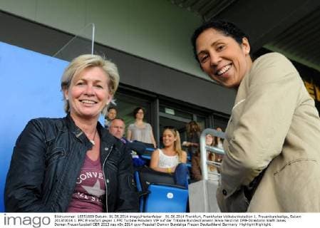 01.06.2014 Frankfurt, Frankfurter Volksbankstadion 1. Frauenbundesliga, Saison 2013 2014 1. FFC Frankfurt gegen 1.FFC Turbine Potsdam VIP auf der Tribüne Bundestrainerin Silvia Neid mit DFB-Direktorin Steffi Jones