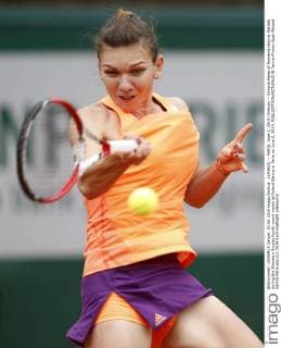(140602) -- PARIS, June 2, 2014 (Xinhua) -- Simona Halep of Romania returns the ball during the Women s Singles fourth round match at Roland Garros in Paris on June 2, 2014. 