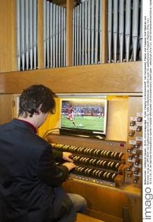 Public Viewing im Kirchenschiff: Der Komponist, Pianist und Organist Graf Stephan von Bothmer sorgt zur WM 2014 mit Orgelkonzerten nicht nur für volle Gotteshaeuser, sondern auch für spektakulaere Fussball-Abende (Foto vom 30.05.14). In der Berliner Emmauskirche werden Fussball-WM-Spiele auf Grossleinwand übertragen - allerdings ohne Ton. Statt Fernsehkommentatoren begleitet von Bothmer die Spiele live auf der maechtigen Kirchenorgel. Schon bei vergangenen Europa- und Weltmeisterschaften hatte der Kuenstler einzelne Spiele mit seiner Orgelmusik begleitet. (Siehe epd-Bericht vom 04.06.2014) Berliner Komponist vertont WM-Spiele auf der Orgel epd EDITORIAL USE ONLY