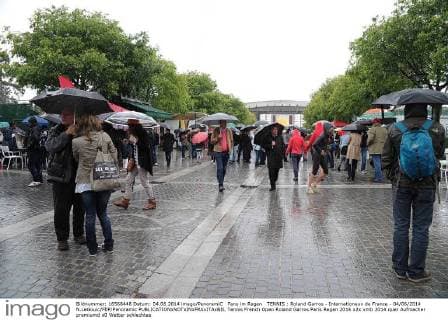 Fans im Regen TENNIS : Roland Garros - Internationaux de France - 04 06 2014 N.LeGouic FEP Panoramic 