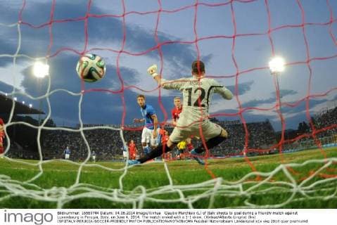 Claudio Marchisio (L) of Italy shoots to goal during a friendly match against Luxembourg in Perugia, Italy, on June 4, 2014. The match ended with a 1-1 draw. (Xinhua Alberto Lingria) (lm) (SP)ITALY-PERUGIA-SOCCER-FRIENDLY MATCH 