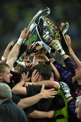 Fussball, Herren, Saison 96 97, UEFA-Champions-League Finale, im Olympia-Stadion München: Bor. Dortmund - Juventus Turin 3:1; Jubel mit Pokal, v.li.: Martin Kree (BVB), Michael Zorc (BVB), Jürgen Kohler (BVB), Teddy de Beer. Jubel, Freude, Aktion.