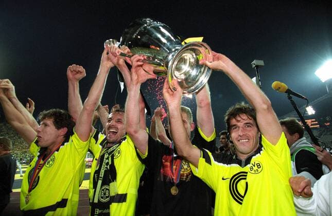Fussball, Herren, Saison 96 97, UEFA-Champions-League Finale, im Olympia-Stadion München: Bor. Dortmund - Juventus Turin 3:1; v.li.: Andreas Möller, Moeller (BVB), Jürgen Kohler (BVB), Martin Kree (BVB) und Karlheinz Riedle (BVB) mit Pokal. Jubel, Freude, Aktion.