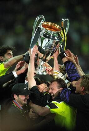Fussball, Herren, Saison 96 97, UEFA-Champions-League Finale, im Olympia-Stadion München: Bor. Dortmund - Juventus Turin 3:1; Jubel mit Pokal, v.li.: Karlheinz Riedle (BVB), Stephane Chapuisat (BVB), Michael Zorc (BVB), Jürgen Kohler (BVB), Teddy de Beer. Jubel, Freude, Aktion.