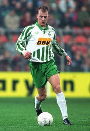 Fussball-Bundesliga, Deutschland, Herren, Saison 1994 1995: Bayer Uerdingen - Werder Bremen 1:3; Mario Basler (Bremen). Aktion, Einzelbild, Freisteller.