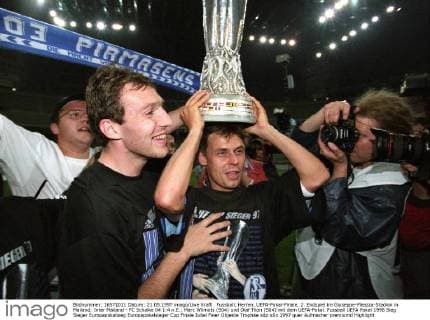 Fussball, Herren, UEFA-Pokal-Finale, 2. Endspiel im Giuseppe-Meazza-Stadion in Mailand: Inter Mailand - FC Schalke 04 1:4 n.E.; Marc Wilmots (S04) und Olaf Thon (S04) mit dem UEFA-Pokal.