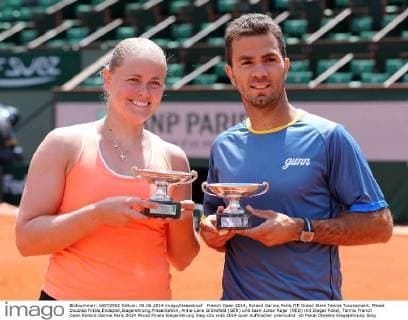 French Open 2014, Roland Garros,Paris,ITF Grand Slam Tennis Tournament, Mixed Doubles Finale,Endspiel,Siegerehrung,Präsentation, Anna-Lena Grönefeld (GER) und Jean-Julien Rojer (NED) mit Sieger Pokal,