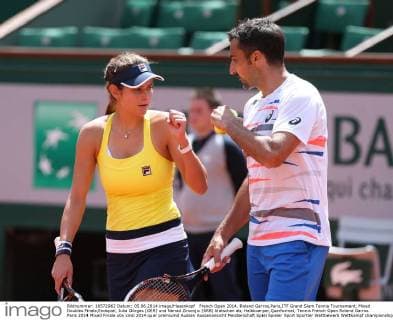 French Open 2014, Roland Garros,Paris,ITF Grand Slam Tennis Tournament, Mixed Doubles Finale,Endspiel, Julia Görges (GER) und Nenad Zimonjic (SRB) klatschen ab, Halbkoerper,Querformat,
