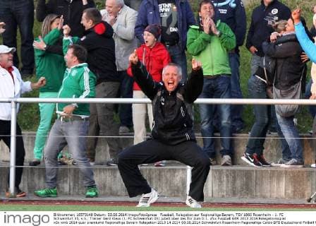 Fussball, Relegation zur Regionalliga Bayern, TSV 1860 Rosenheim - 1. FC Schweinfurt 05, v.li.: Trainer Gerd Klaus (1. FC Schweinfurt 05) jubelt über das Tor zum 0:1. xfsx