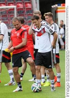 Co-Trainer Hansi Flick und Mesut Özil (D) - Abschusstraining Nationalmannschaft in Mainz