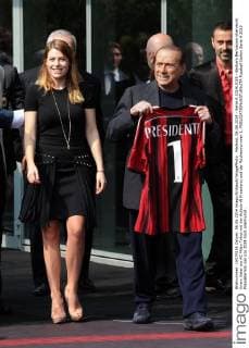 Mailand, 06.06.2014 - Serie A 2014 2015 - Barbara Berlusconi überreicht ihrem Vater ein AC Milan Trikot mit der Aufschrift Presidenti und der Rückennummer 1. 