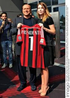 Mailand, 06.06.2014 - Serie A 2014 2015 - Barbara Berlusconi überreicht ihrem Vater ein AC Milan Trikot mit der Aufschrift Presidenti und der Rückennummer 1. 