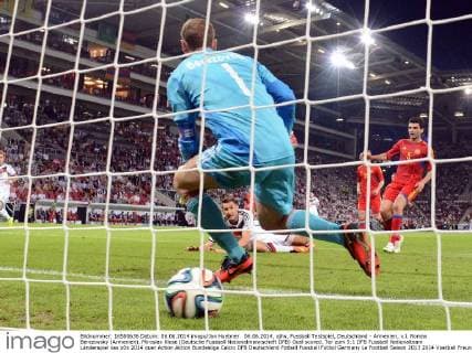06.06.2014, xjhx, Fussball Testspiel, Deutschland - Armenien, v.l. Roman Berezovsky (Armenien), Miroslav Klose (Deutsche Fussball Nationalmannschaft DFB) Goal scored, Tor zum 5:1
