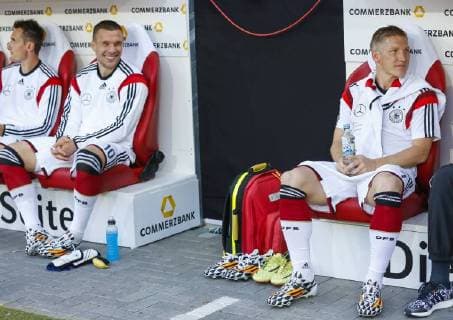 Lukas PODOLSKI, DFB 10 Bastian SCHWEINSTEIGER, DFB 7 Ersatzbank, Spielerbank, Reserve, Trainerbank DEUTSCHLAND - ARMENIEN 6-1 Deutsche Fussball Nationalmannschaft DFB, Freundschaftsspiel am 06.06.2014 in MAINZ, GER
