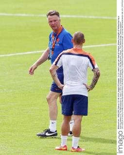 (L-R) coach Louis van Gaal of Holland, Wesley Sneijder of Holland during a training session of The Netherlands on June 7, 2014 at Estadio da Gavea in Rio de Janeiro, Brazil. The Netherlands Training session 2013 2014 xVIxxIVx 2350583