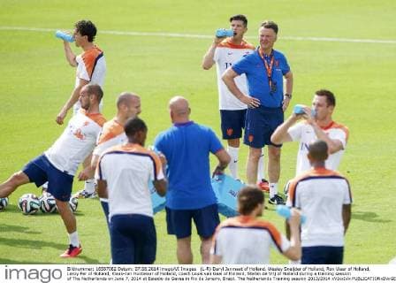 (L-R) Daryl Janmaat of Holland, Wesley Sneijder of Holland, Ron Vlaar of Holland, Leroy Fer of Holland, Klaas-Jan Huntelaar of Holland, coach Louis van Gaal of Holland, Stefan de Vrij of Holland during a training session of The Netherlands on June 7, 2014 at Estadio da Gavea in Rio de Janeiro, Brazil. The Netherlands Training session 2013 2014 xVIxxIVx 2350636