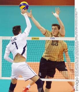 Stuttgart , Volleyball Weltliga Deutschland vs. Frankreich von links: Kevin Tillie ( FRA ) Lukas Kampa ( GER )