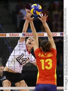 Stuttgart , Volleyball Europaliga Deutschland vs. Spanien von links: Margareta Kozuch ( GER ) Helia Gonzalez ( ESP )