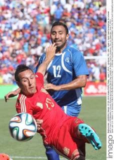 June 7, 2014 - Landover, MD, USA - Spain s Santi Cazorla stretches for a loose ball in front of El Salvador s Arturo Alvarez during a pre-World Cup friendly at FedEx Field in Landover, Md., on Saturday, June 7, 2014. Spain won 2-0. Spain v. El Salvador - ZUMAm67