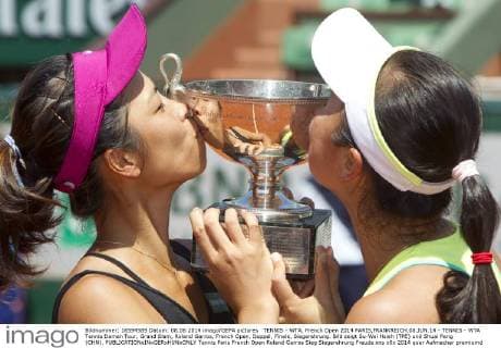 TENNIS - WTA, French Open 2014 PARIS,FRANKREICH,08.JUN.14 - TENNIS - WTA Tennis Damen Tour, Grand Slam, Roland Garros, French Open, Doppel, Finale, Siegerehrung. Bild zeigt Su-Wei Hsieh (TPE) und Shuai Peng (CHN). 